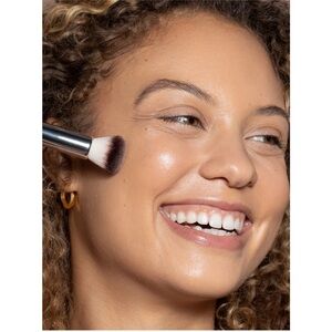 ILIA Beauty Set - Complexion & Finishing Powder Brush